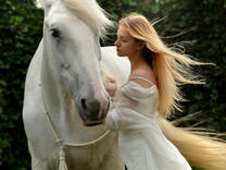 Девушка с белоснежной лошадкой