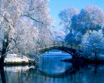 Мост через зимнюю реку