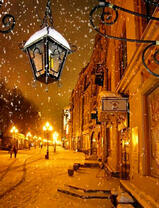 Чистый снег на ночной улице города