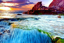 Красные скалы у яркого водопада