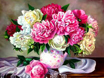 Букет ярких пионов в кувшине