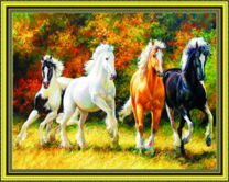 Четыре диких лошади на фоне осеннего леса