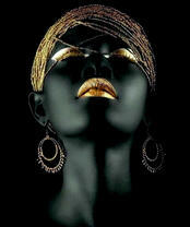 Чернокожая девушка с золотым макияжем