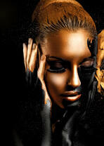 Девушка в золотом песке