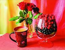 Розы, капучино и ягоды