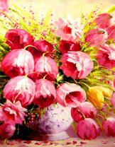 Ваза с букетом пушистых тюльпанов