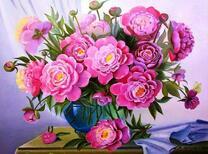 Голубая ваза с пионами на столике