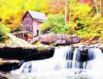 Деревянная мельница у лесного водопада