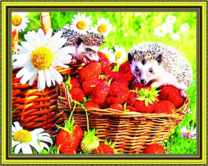 Ежи в корзинке с клубникой и ромашками