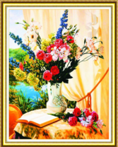 Белая ваза с цветами на фоне озера