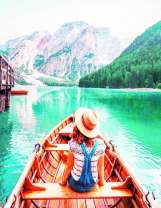 Девушка в лодке на горном озере