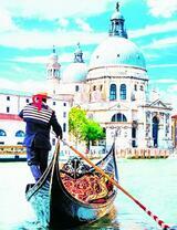 Гондольер на фоне собора Святого Марка в Венеции