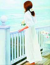 Девушка в белом на веранде у моря