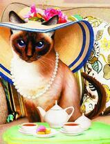 Кошечка за чашечкой чая