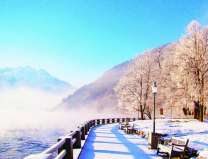 Зимняя набережная вдоль горного озера