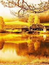 Золотистая осень у домика на берегу озера