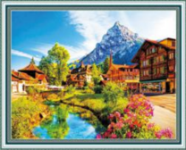 Красочный городок у высокой горы