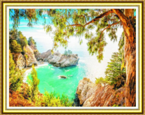 Вид со скалы на красивые воды залива