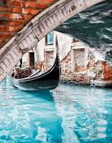 Вид на лодку под мостом Венеции