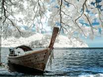 Крытая лодка на зимнем озере