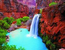 Голубой водопад на красных скалах