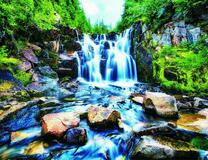 Голубые воды лесного водопада