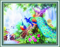 Павлины и журавли у дерева на берегу реки