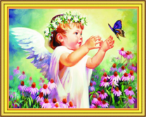 Маленький ангелочек ловит бабочку в цветах