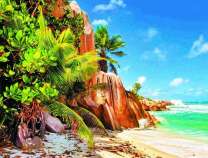 Лазурные воды скалистого пляжа