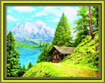 Деревянный домик у озера в горах