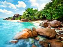 Большие камни на пляже тропического острова