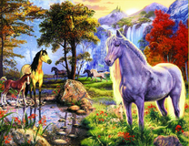 Лошади в райском месте у водопада