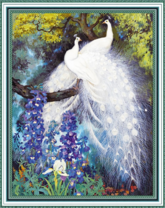 Белые павлины на дереве над цветами