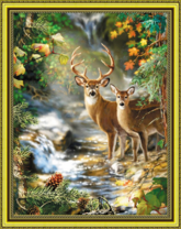 Пара оленей в осеннем лесу у ручья