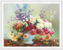 Фигурная белая ваза с ярким букетом