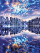 Отражение небесного света в зимнем озере