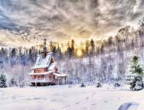 Деревянная церковь у зимнего леса