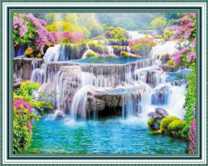 Каскадный водопад среди цветов