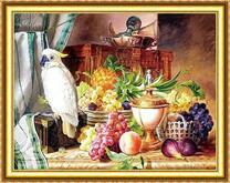 Белый попугай на столе с фруктами