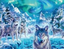 Стая волков на замерзшем озере в горах