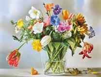 Разнообразный букет в прозрачной вазе