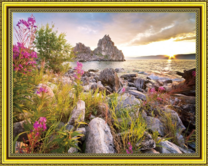 Солнце над каменным берегом реки