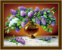 Красивая ваза с большим букетом сирени