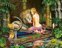Большой лев и обнаженная девушка