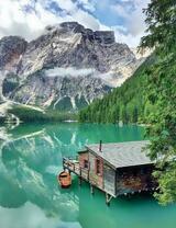 Домик на горном озере