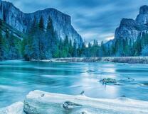 Замерзшее горное озеро и лес