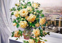 Букет белых роз на фоне дневного города