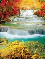 Каскадный водопад в осеннем лесу