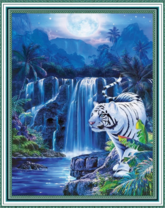 Белый тигр на фоне водопада