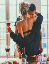 Страстная пара с вино